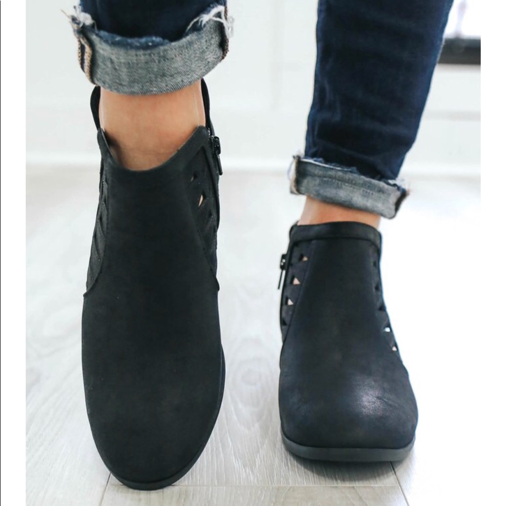 2 LEFT💕 black cutout booties low heel - Picture 2 of 6